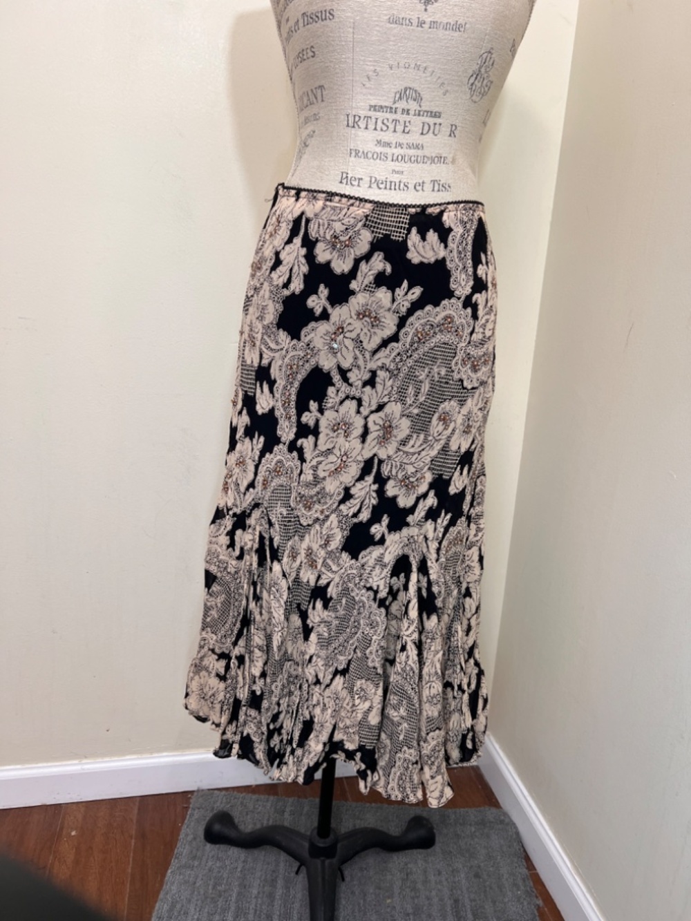 Vintage Kensie Dressbarn midi skirt on black adorned lace/floral print